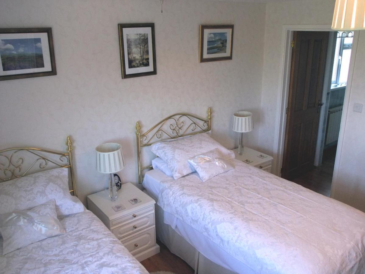 Bed and Breakfast Erw-Lon Farm Понтфаен Номер фото